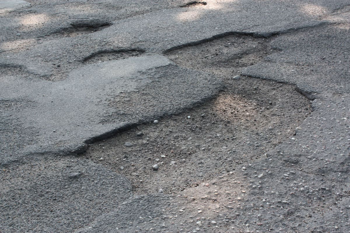 Route dégradée et nid-de-poule : qui paie les dégâts ? (2026)